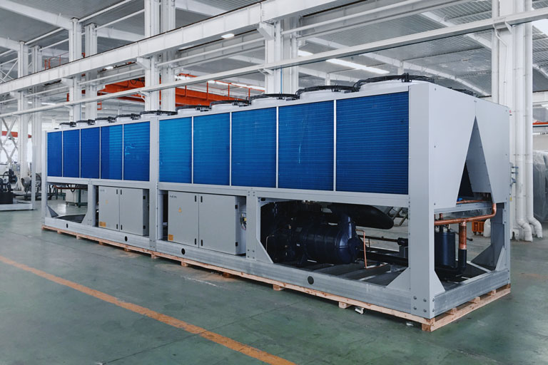 Air cooled water chiller with screw compressors and free cooling