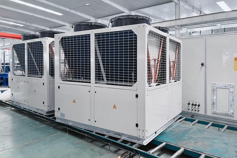 Air cooled modular water chiller with scroll compressors
